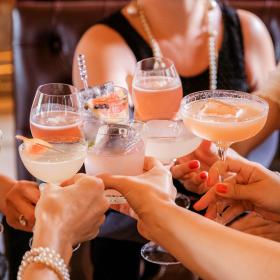 People with cocktails | © Unsplash