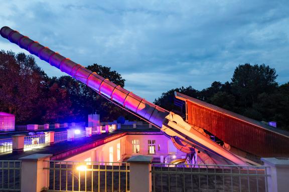 Giant telescope at the Archenhold Observatory at night | © SBP, Foto: Pedro Becerra